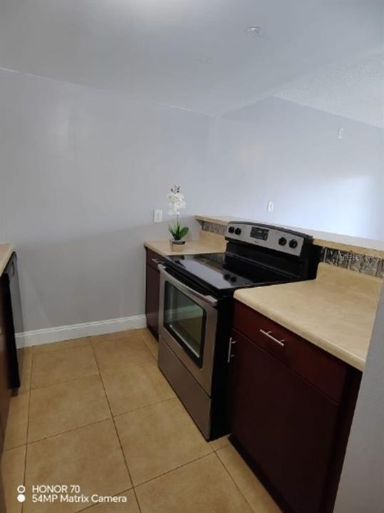 出租: $1,300 (1 贝兹, 1 浴室, 586 平方英尺)