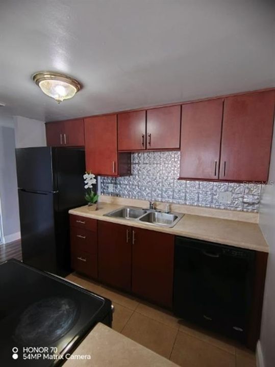 出租: $1,300 (1 贝兹, 1 浴室, 586 平方英尺)