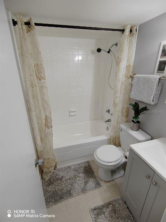 出租: $1,300 (1 贝兹, 1 浴室, 586 平方英尺)