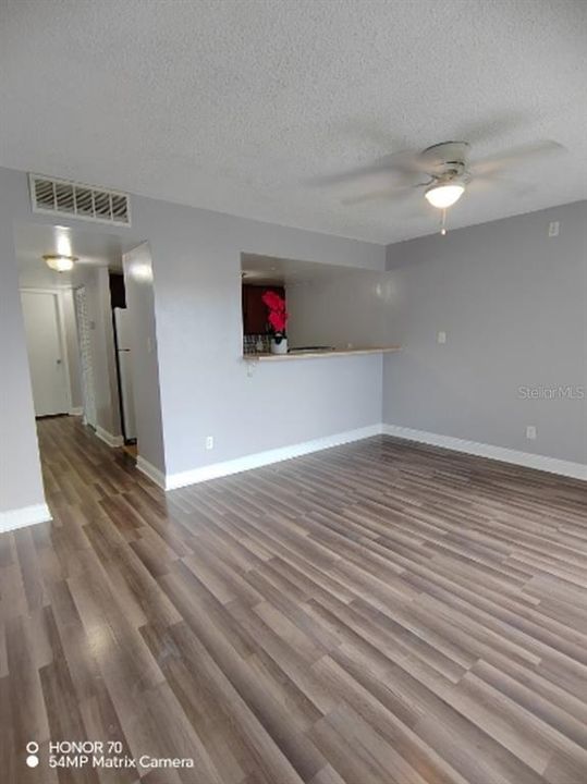 出租: $1,300 (1 贝兹, 1 浴室, 586 平方英尺)