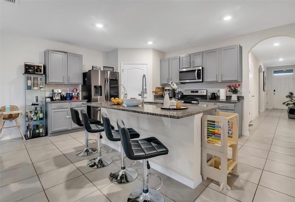 На продажу: $410,000 (4 спален, 2 ванн, 1830 Квадратных фут)