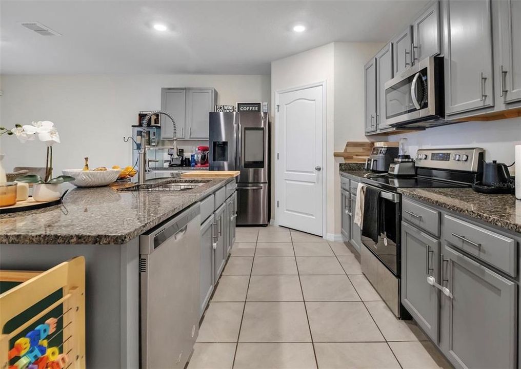 На продажу: $410,000 (4 спален, 2 ванн, 1830 Квадратных фут)