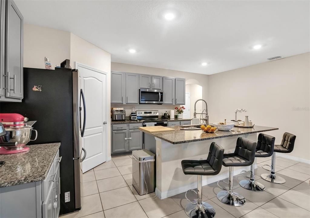 На продажу: $410,000 (4 спален, 2 ванн, 1830 Квадратных фут)