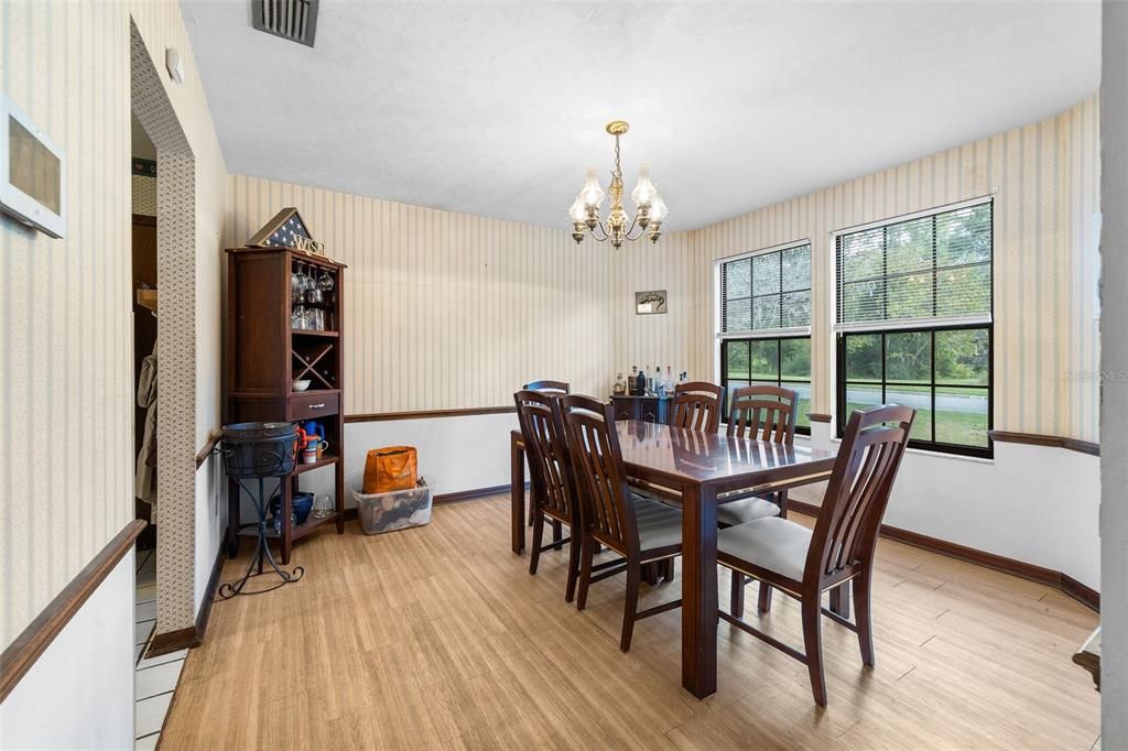 待售: $320,000 (3 贝兹, 2 浴室, 2212 平方英尺)