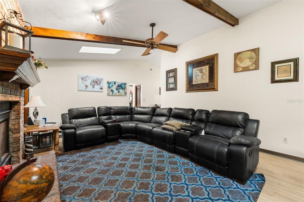 待售: $320,000 (3 贝兹, 2 浴室, 2212 平方英尺)