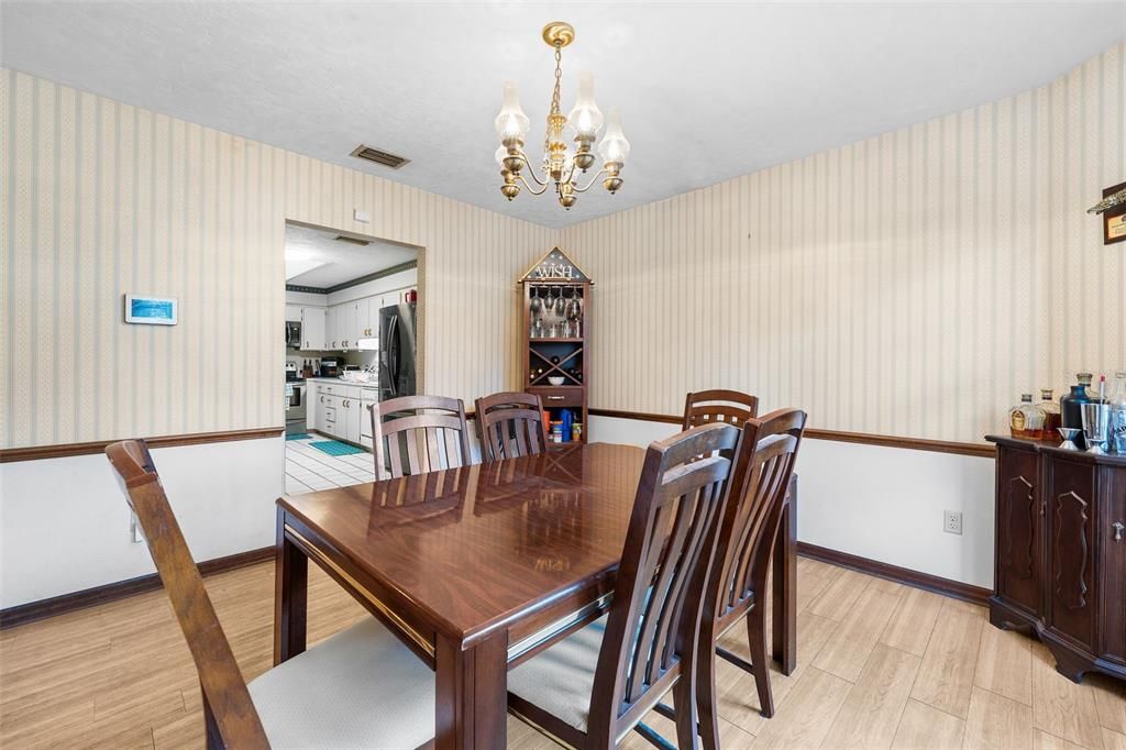 待售: $320,000 (3 贝兹, 2 浴室, 2212 平方英尺)