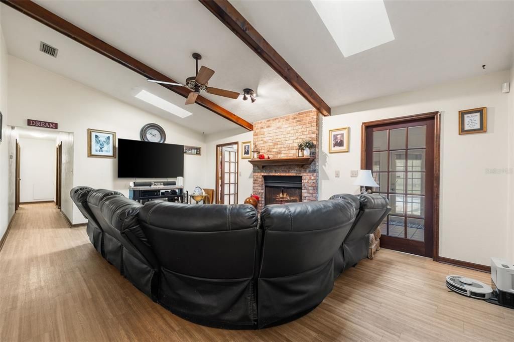 待售: $320,000 (3 贝兹, 2 浴室, 2212 平方英尺)