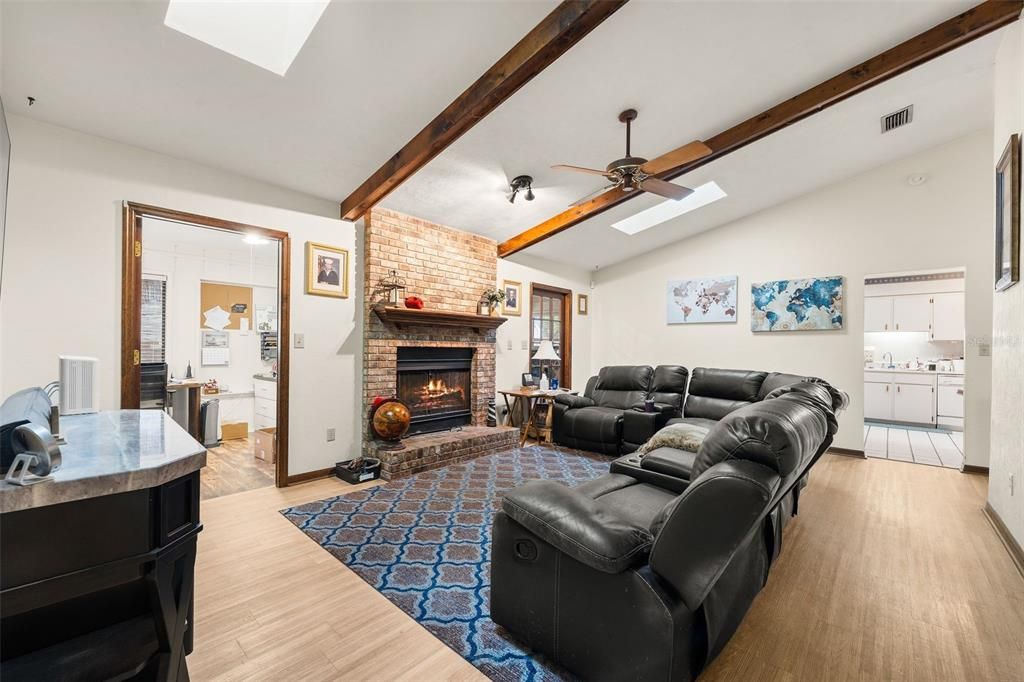 待售: $320,000 (3 贝兹, 2 浴室, 2212 平方英尺)