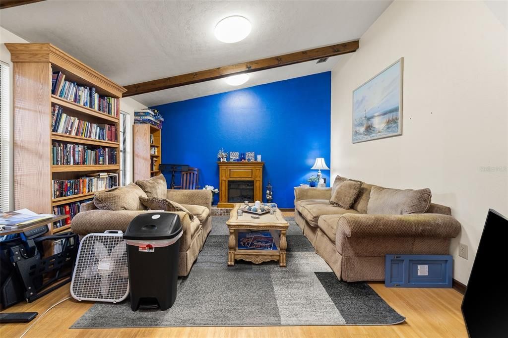 待售: $320,000 (3 贝兹, 2 浴室, 2212 平方英尺)