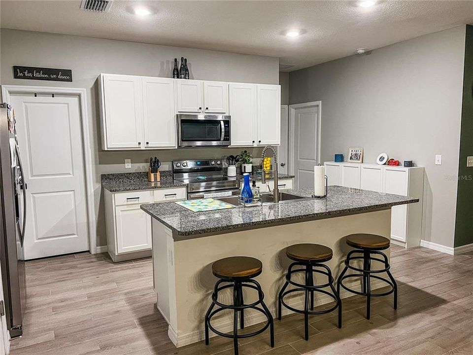 待售: $375,000 (5 贝兹, 3 浴室, 2372 平方英尺)