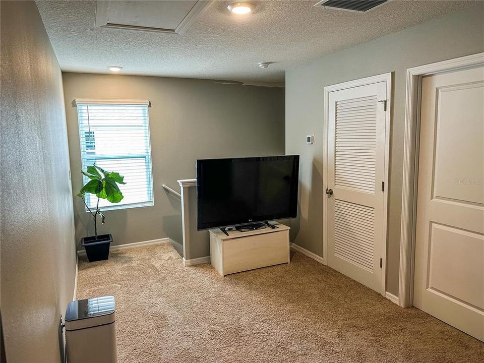 待售: $375,000 (5 贝兹, 3 浴室, 2372 平方英尺)