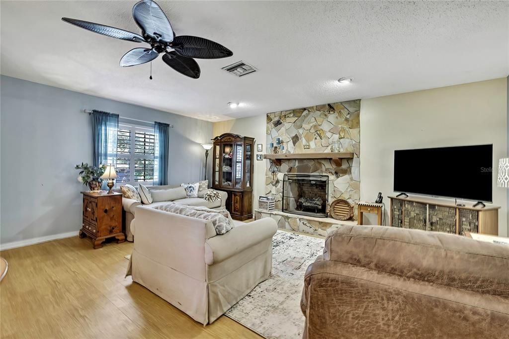 待售: $289,000 (2 贝兹, 2 浴室, 1450 平方英尺)