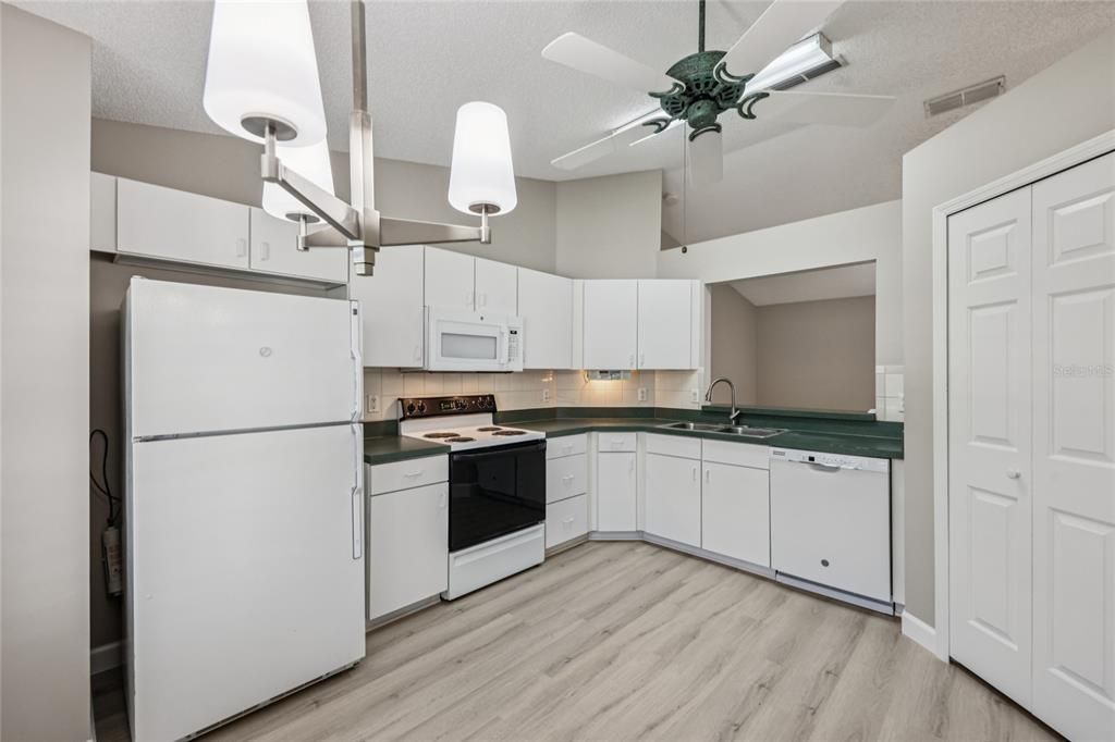 For Sale: $225,000 (2 beds, 2 baths, 1032 Square Feet)