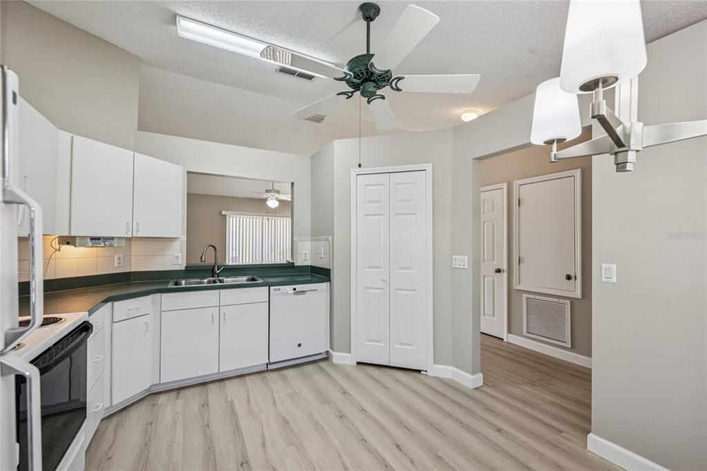 For Sale: $225,000 (2 beds, 2 baths, 1032 Square Feet)