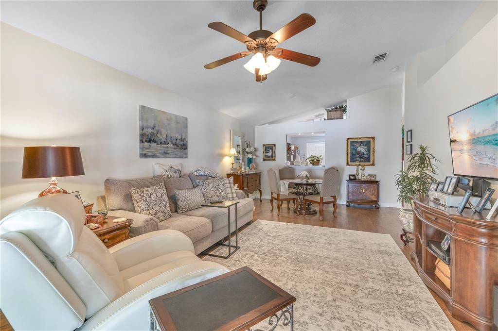 Под контрактом: $285,000 (2 спален, 2 ванн, 1249 Квадратных фут)