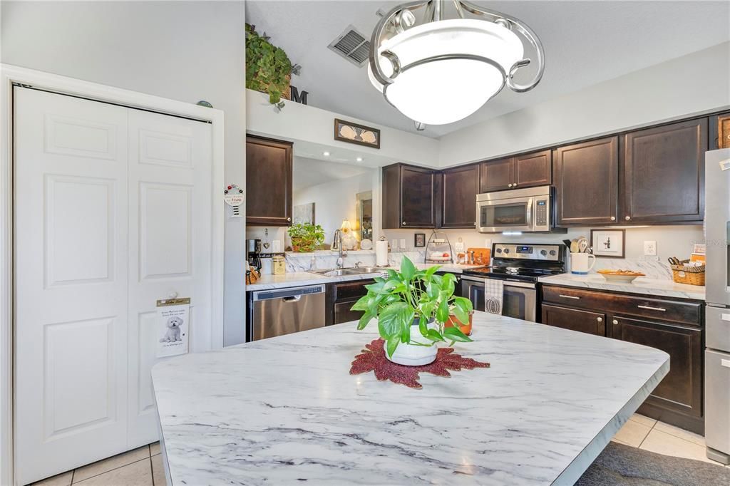 Под контрактом: $285,000 (2 спален, 2 ванн, 1249 Квадратных фут)