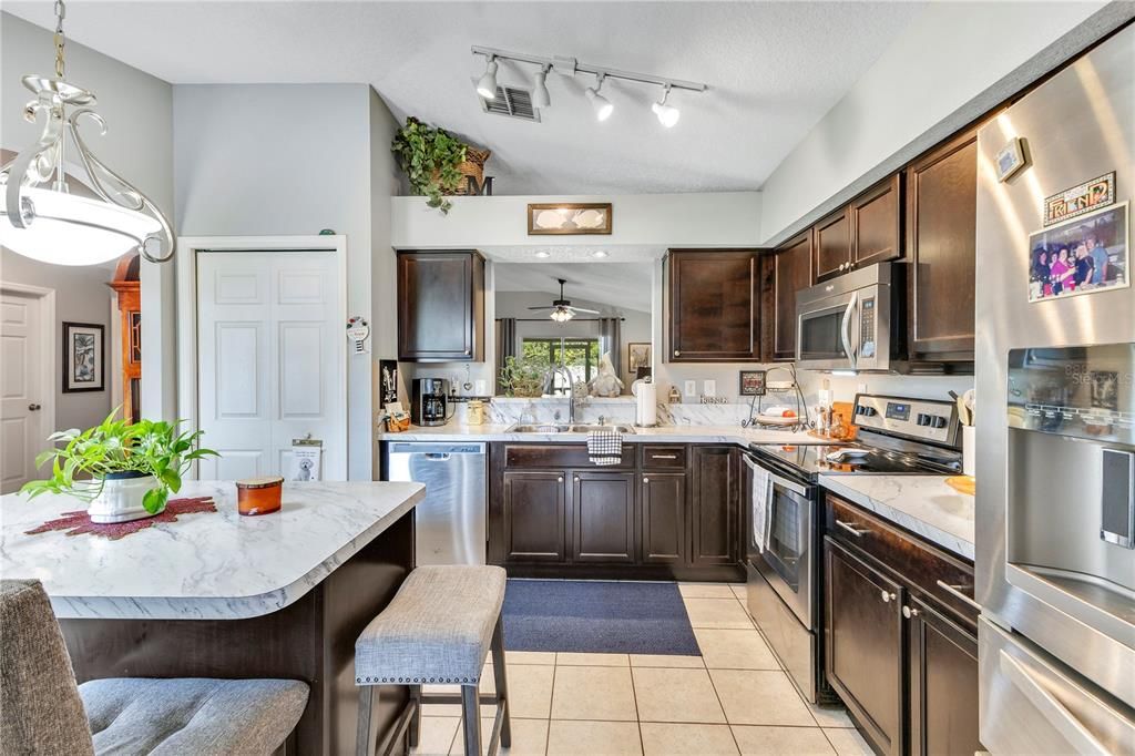 Под контрактом: $285,000 (2 спален, 2 ванн, 1249 Квадратных фут)