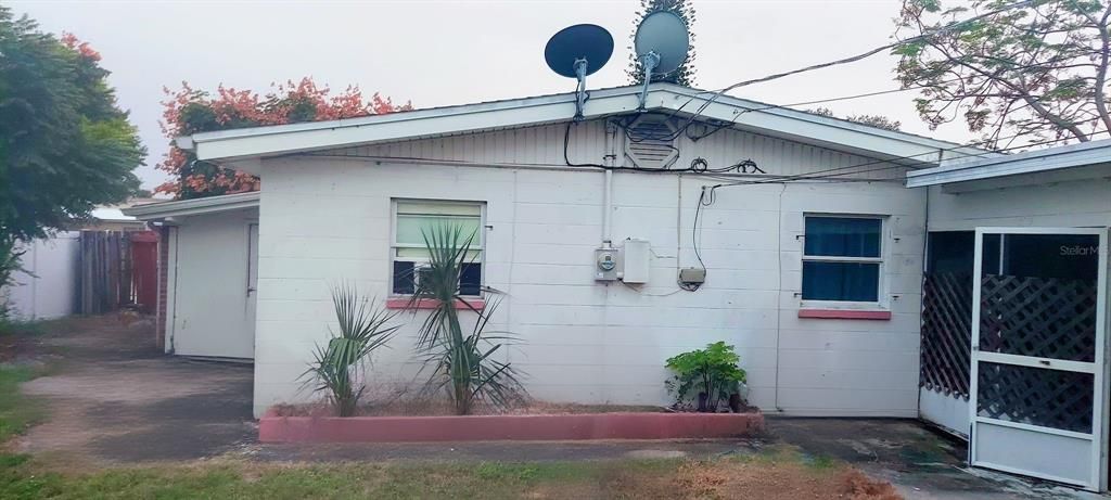 For Sale: $230,000 (2 beds, 1 baths, 1562 Square Feet)