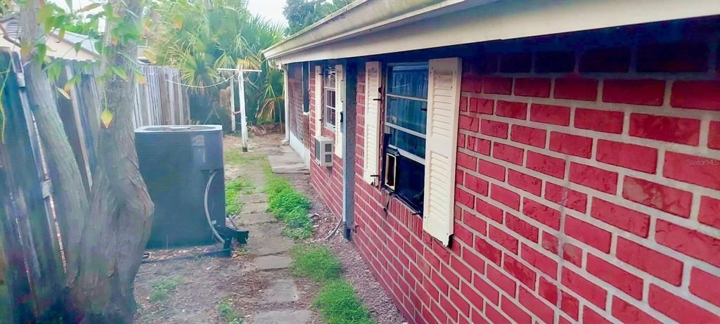 For Sale: $230,000 (2 beds, 1 baths, 1562 Square Feet)