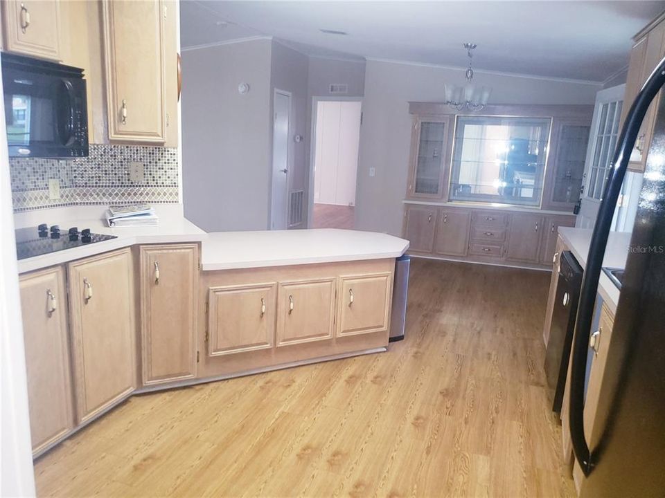 For Sale: $225,000 (2 beds, 2 baths, 1352 Square Feet)