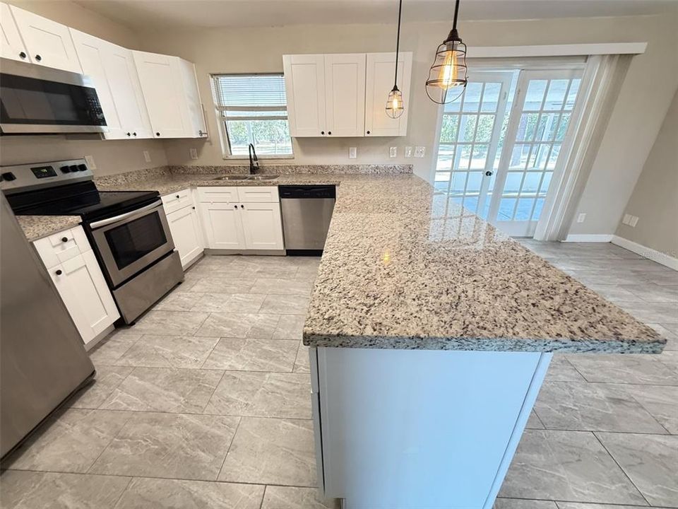 出租: $2,795 (3 贝兹, 3 浴室, 2184 平方英尺)