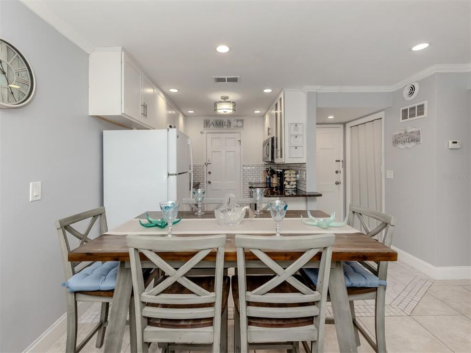 出租: $4,000 (2 贝兹, 2 浴室, 927 平方英尺)