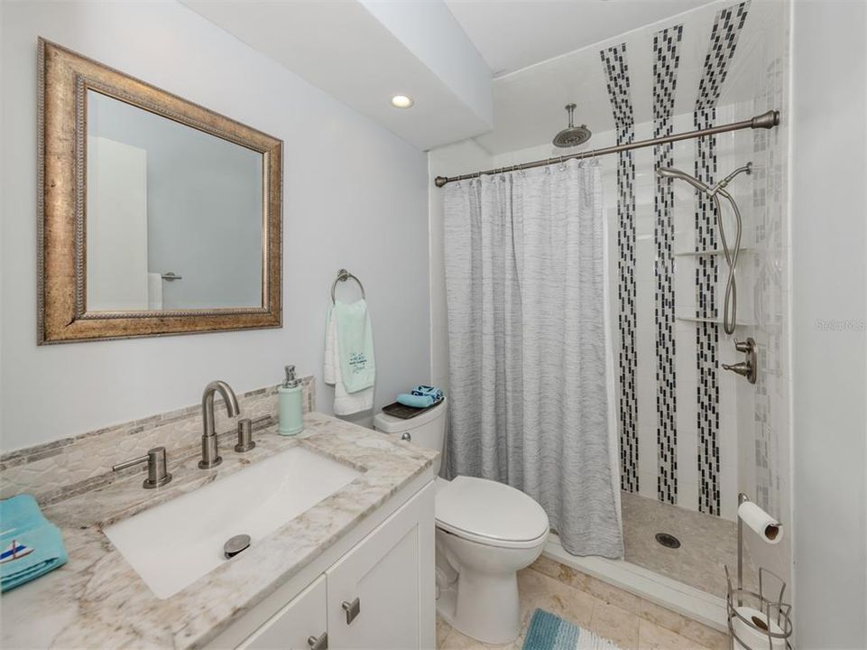 出租: $4,000 (2 贝兹, 2 浴室, 927 平方英尺)