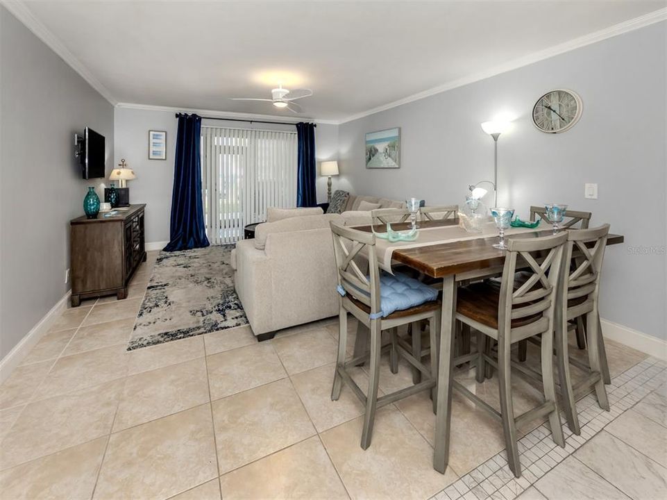 出租: $4,000 (2 贝兹, 2 浴室, 927 平方英尺)