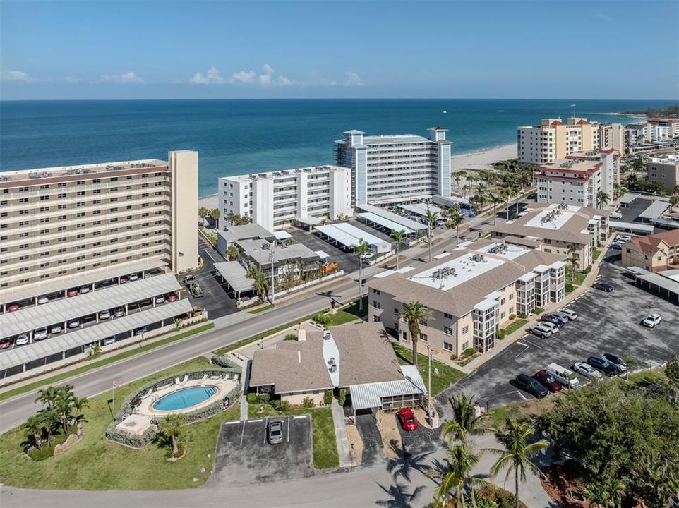 出租: $4,000 (2 贝兹, 2 浴室, 927 平方英尺)