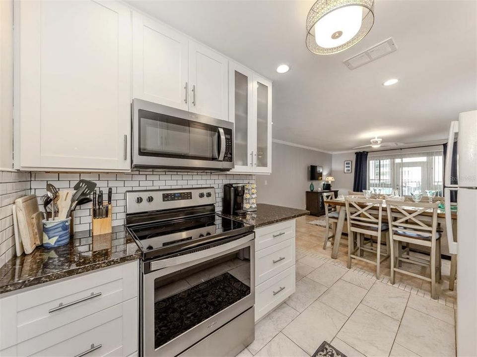 出租: $4,000 (2 贝兹, 2 浴室, 927 平方英尺)