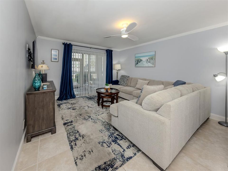 出租: $4,000 (2 贝兹, 2 浴室, 927 平方英尺)