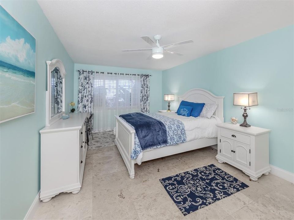 出租: $4,000 (2 贝兹, 2 浴室, 927 平方英尺)