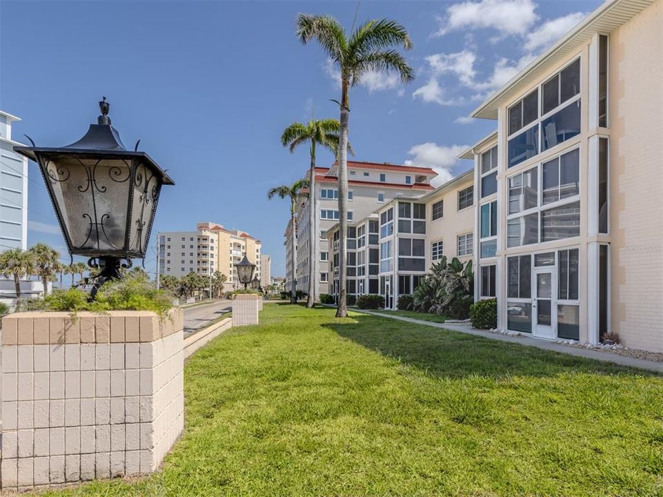 出租: $4,000 (2 贝兹, 2 浴室, 927 平方英尺)