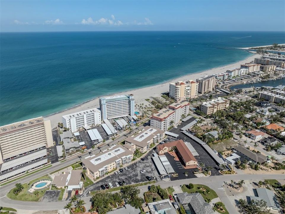 出租: $4,000 (2 贝兹, 2 浴室, 927 平方英尺)