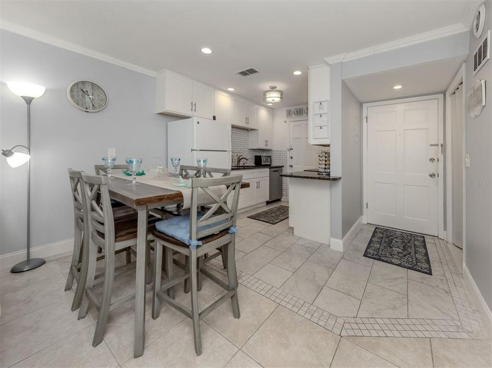 出租: $4,000 (2 贝兹, 2 浴室, 927 平方英尺)