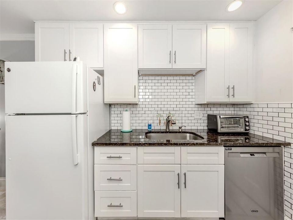 出租: $4,000 (2 贝兹, 2 浴室, 927 平方英尺)