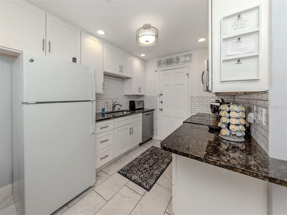 出租: $4,000 (2 贝兹, 2 浴室, 927 平方英尺)