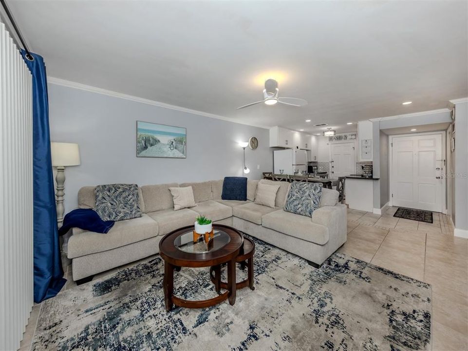 出租: $4,000 (2 贝兹, 2 浴室, 927 平方英尺)