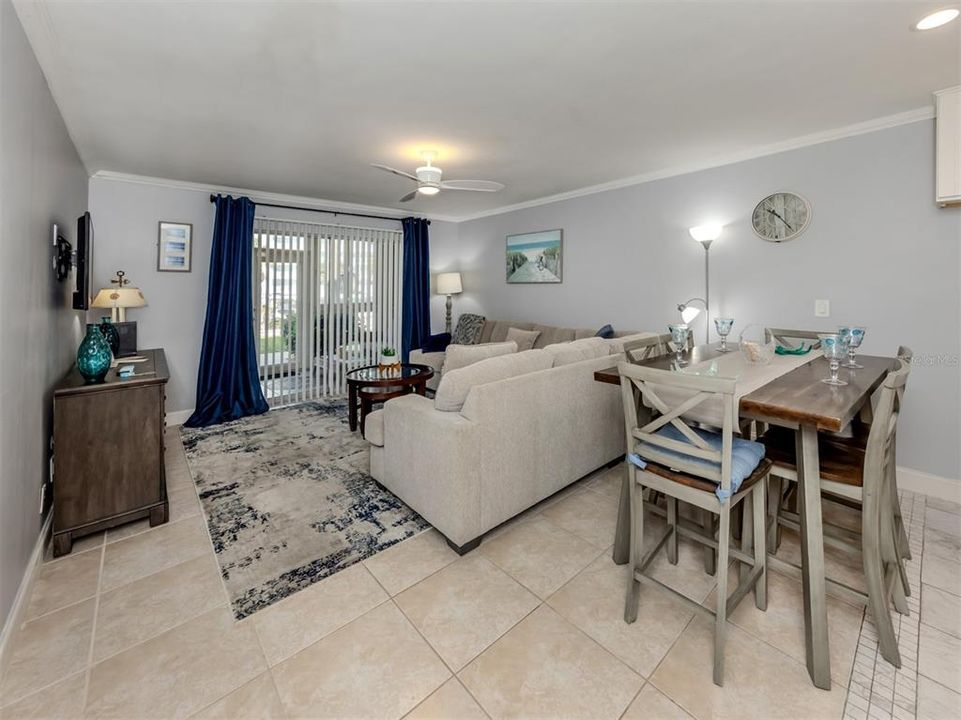 出租: $4,000 (2 贝兹, 2 浴室, 927 平方英尺)