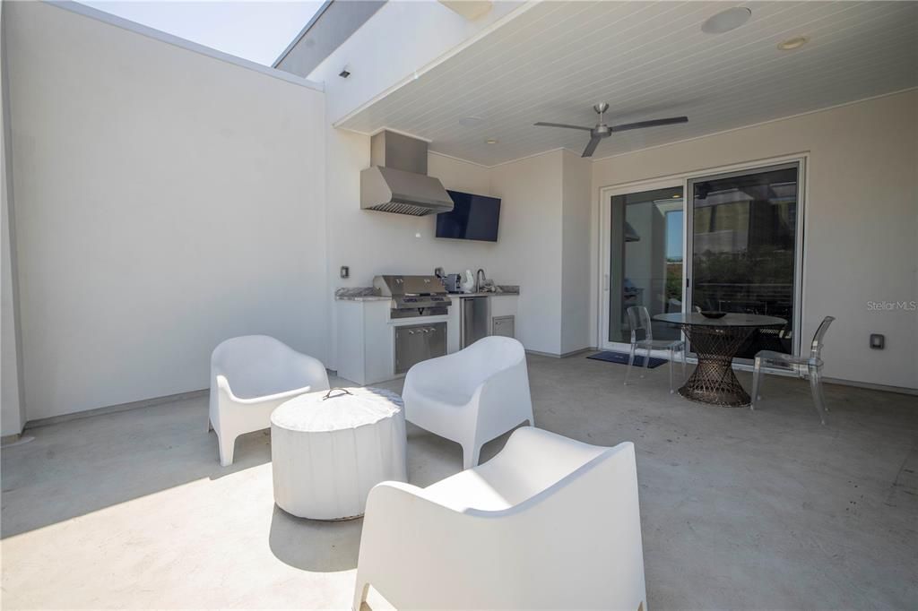 For Rent: $5,500 (3 beds, 2 baths, 2522 Square Feet)