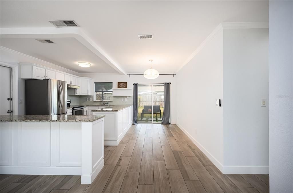 For Sale: $330,000 (2 beds, 2 baths, 1012 Square Feet)