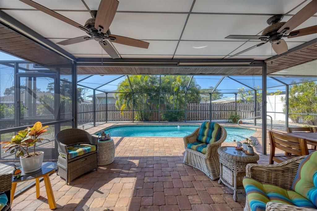 Active With Contract: $330,000 (2 beds, 2 baths, 976 Square Feet)