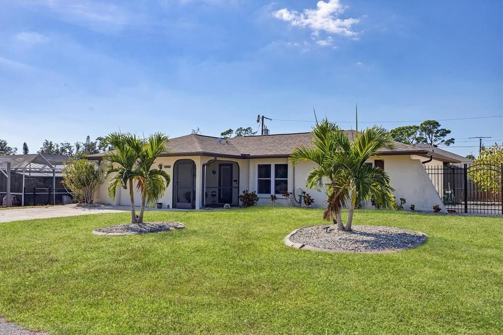 Active With Contract: $330,000 (2 beds, 2 baths, 976 Square Feet)