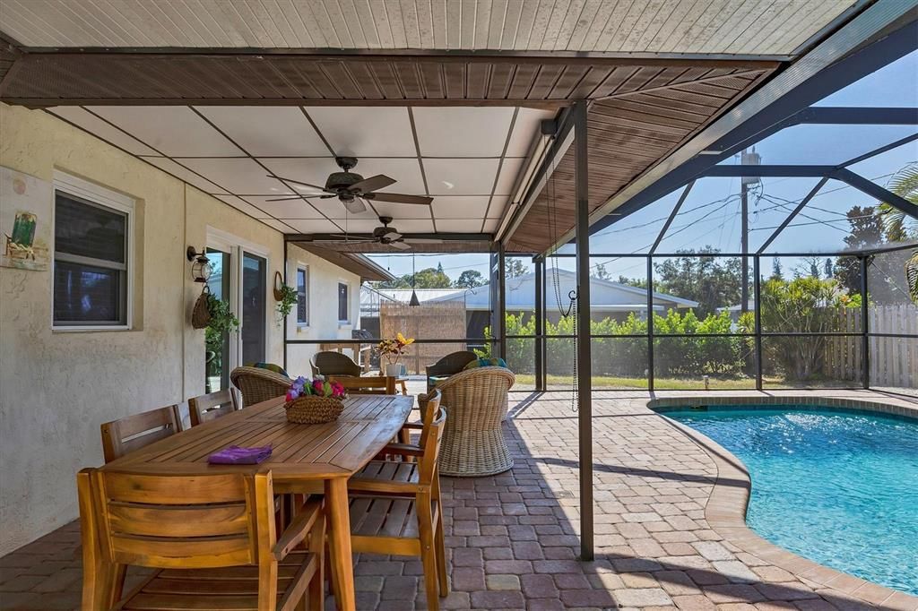 Active With Contract: $330,000 (2 beds, 2 baths, 976 Square Feet)