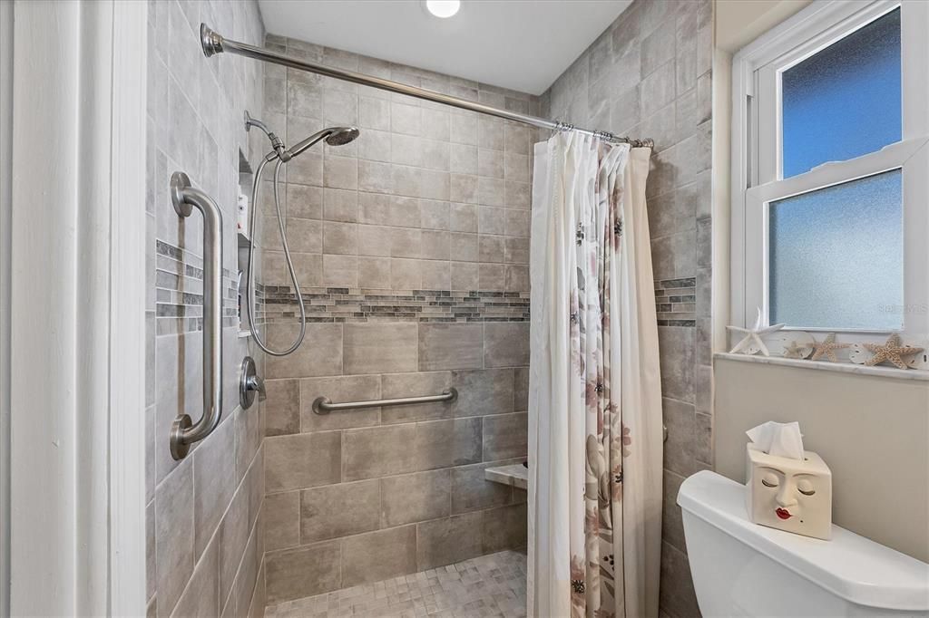 Active With Contract: $330,000 (2 beds, 2 baths, 976 Square Feet)