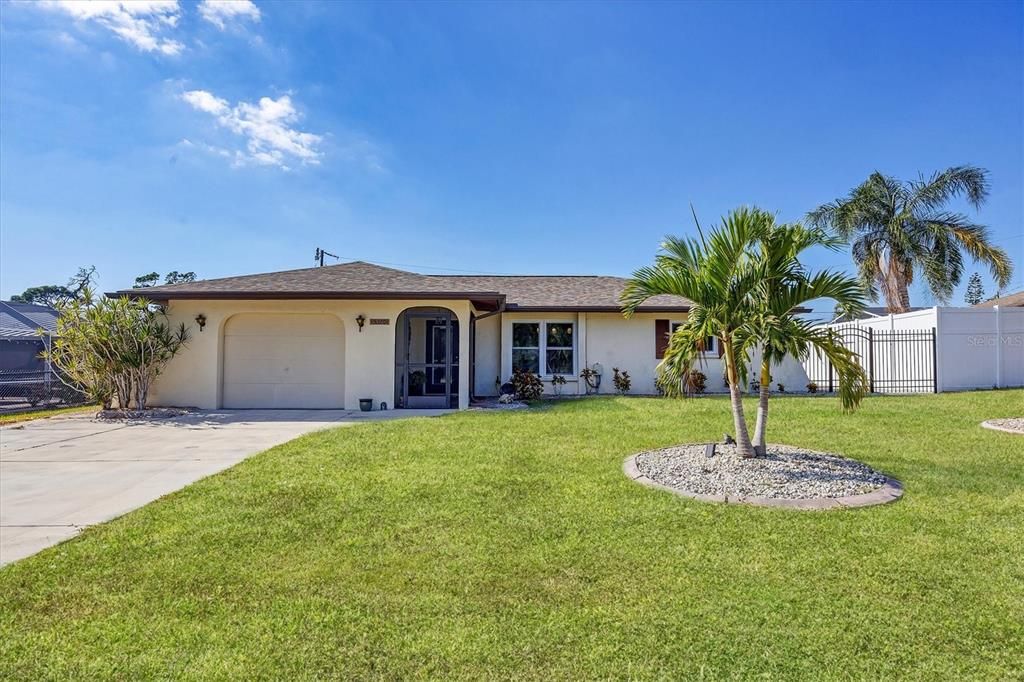 Active With Contract: $330,000 (2 beds, 2 baths, 976 Square Feet)