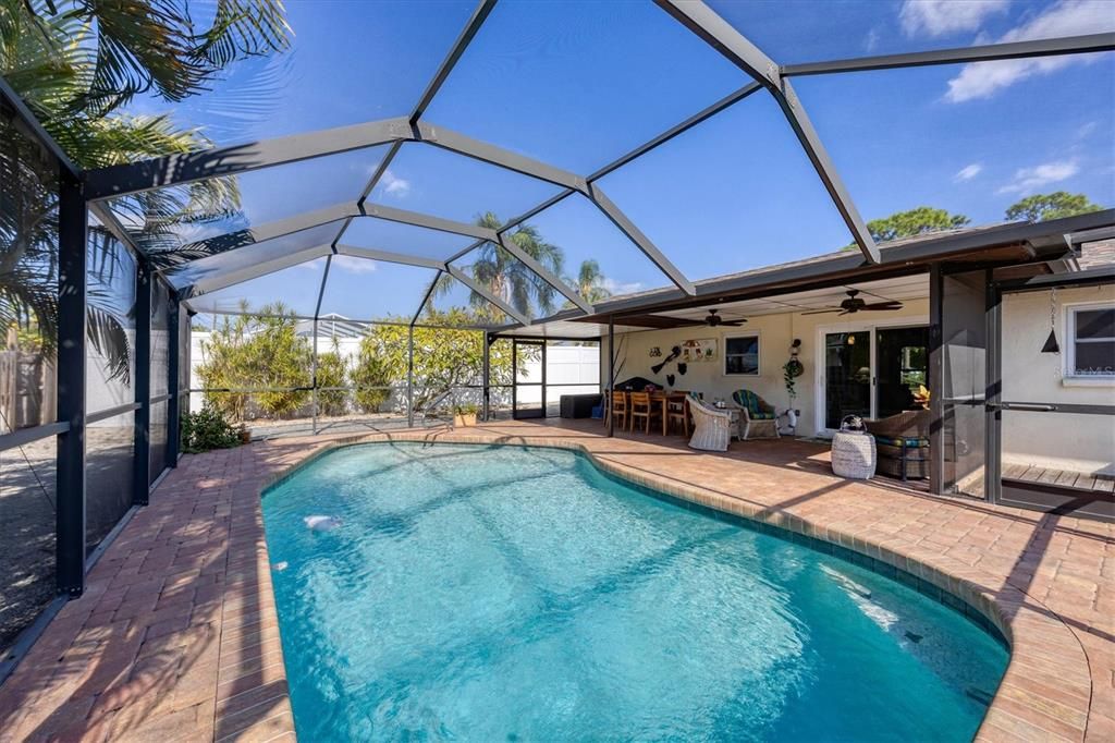 Active With Contract: $330,000 (2 beds, 2 baths, 976 Square Feet)