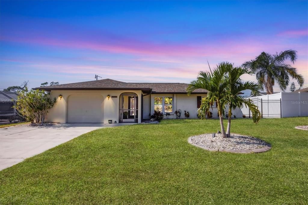 Active With Contract: $330,000 (2 beds, 2 baths, 976 Square Feet)