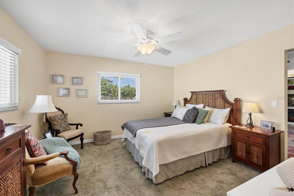 Active With Contract: $330,000 (2 beds, 2 baths, 976 Square Feet)