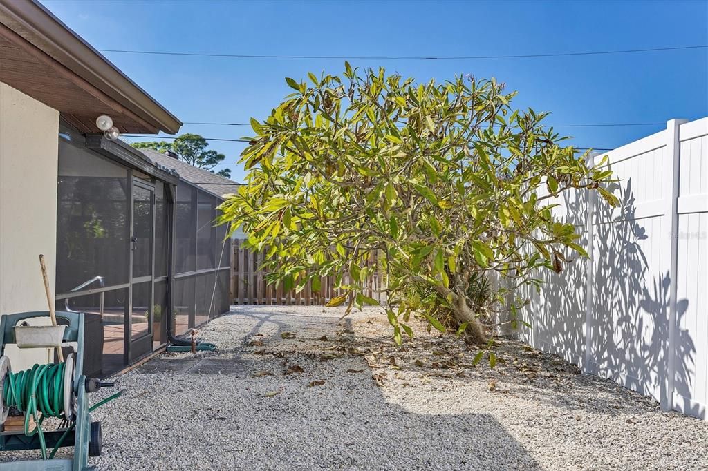 Active With Contract: $330,000 (2 beds, 2 baths, 976 Square Feet)